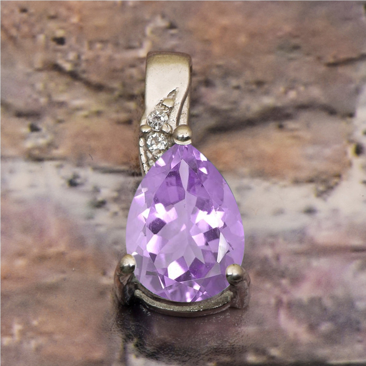 Ciondolo Art Déco con pietra preziosa a taglio pera di diverse scelte