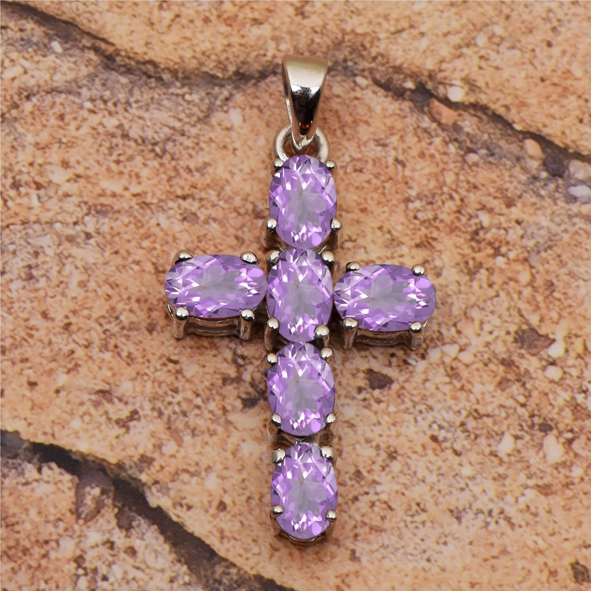 Ciondolo con croce cristiana e pietre preziose di diversa scelta