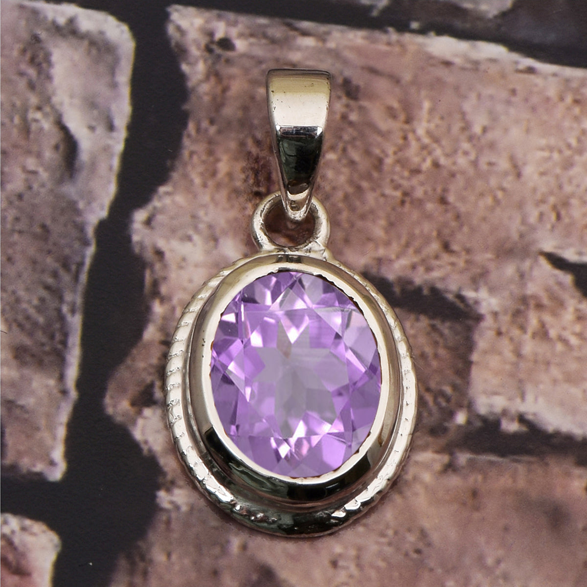 Ciondolo con pietra preziosa multiscelta incastonata in castone ovale
