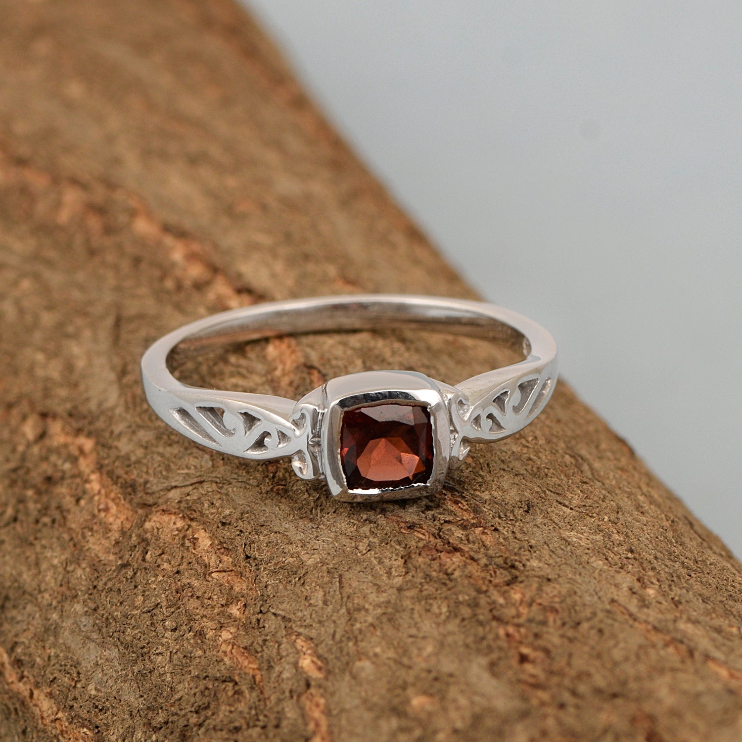 Garnet Vintage-Inspired Filigree Design Ring - Sterling Silver