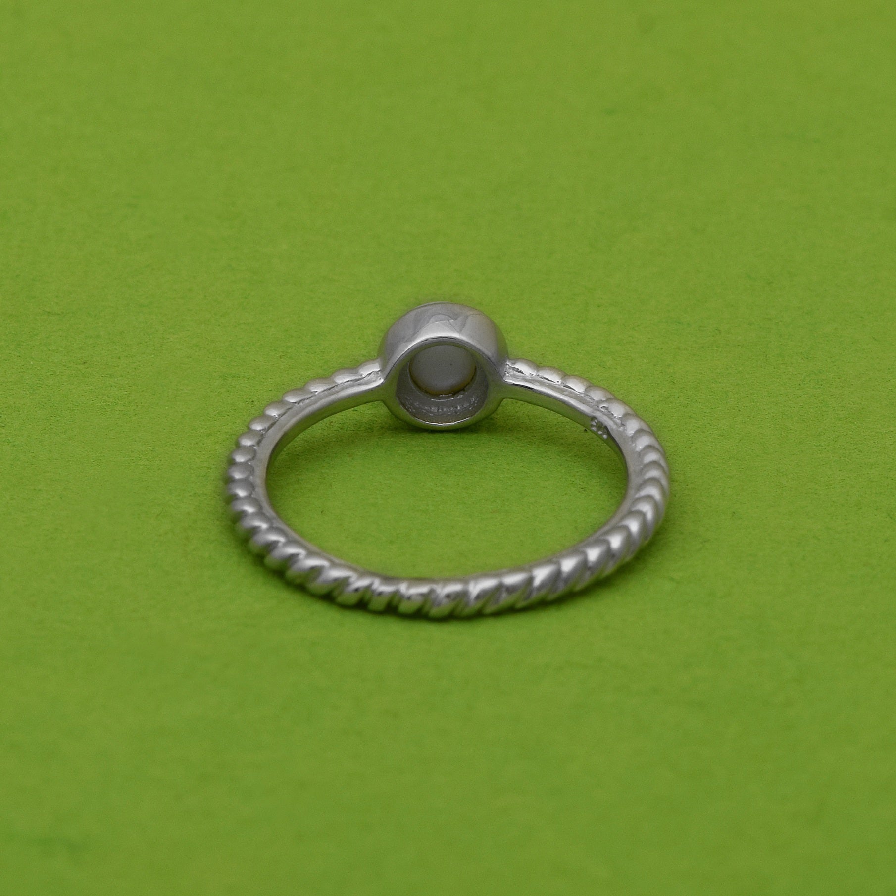 Anello di perle minimalista