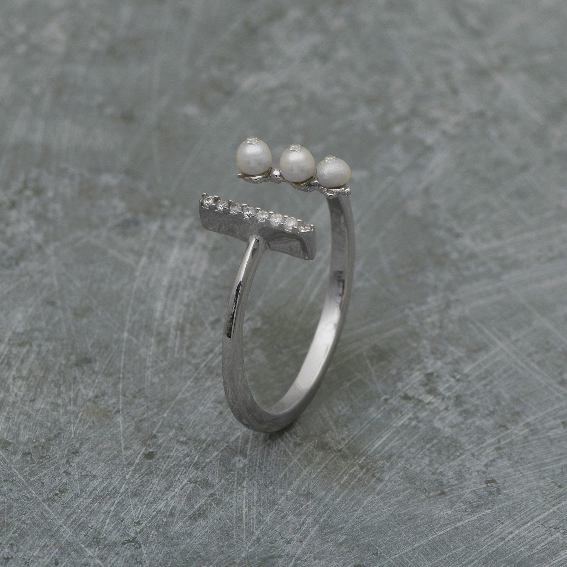 Anello con fascia parallela di perle
