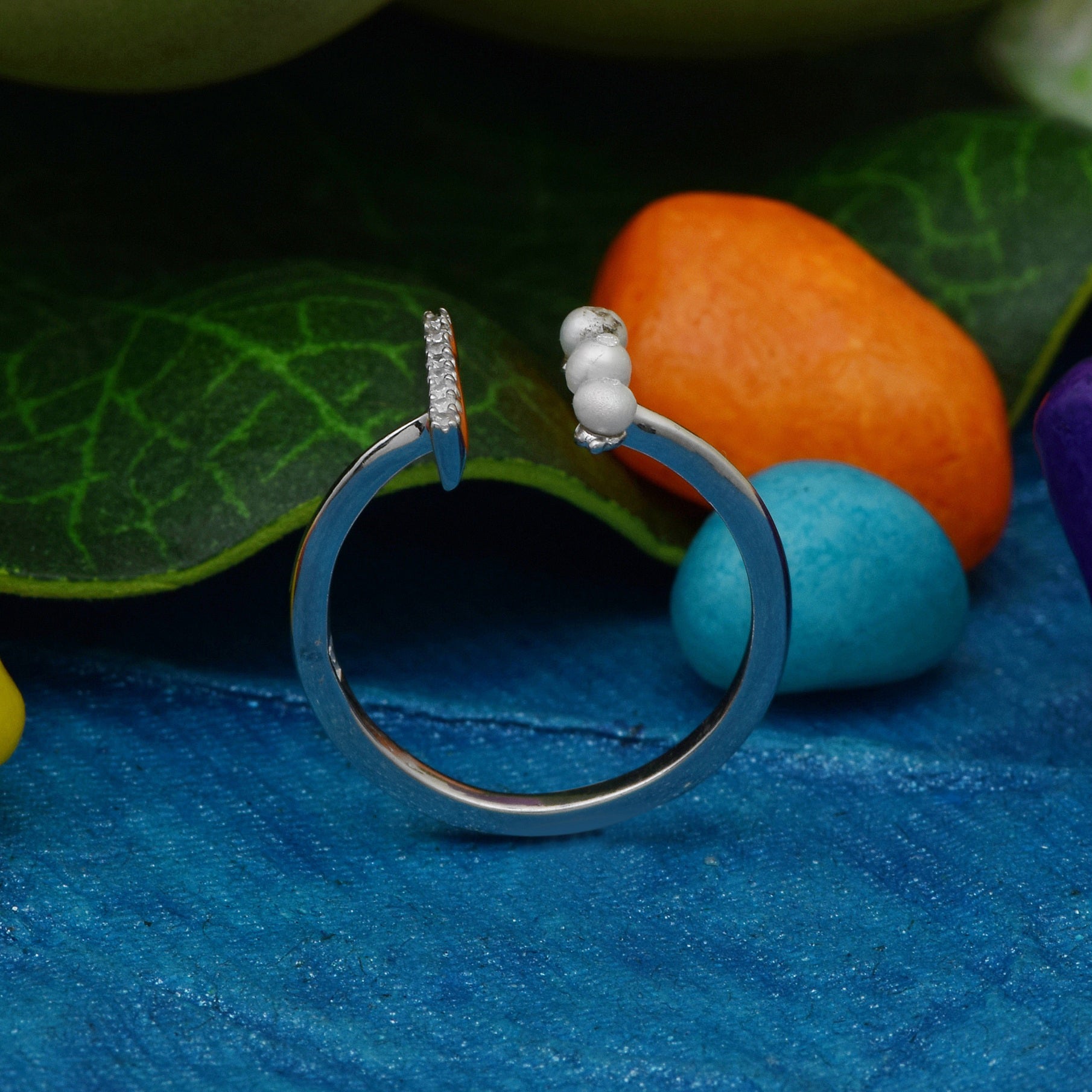 Anello con fascia parallela di perle