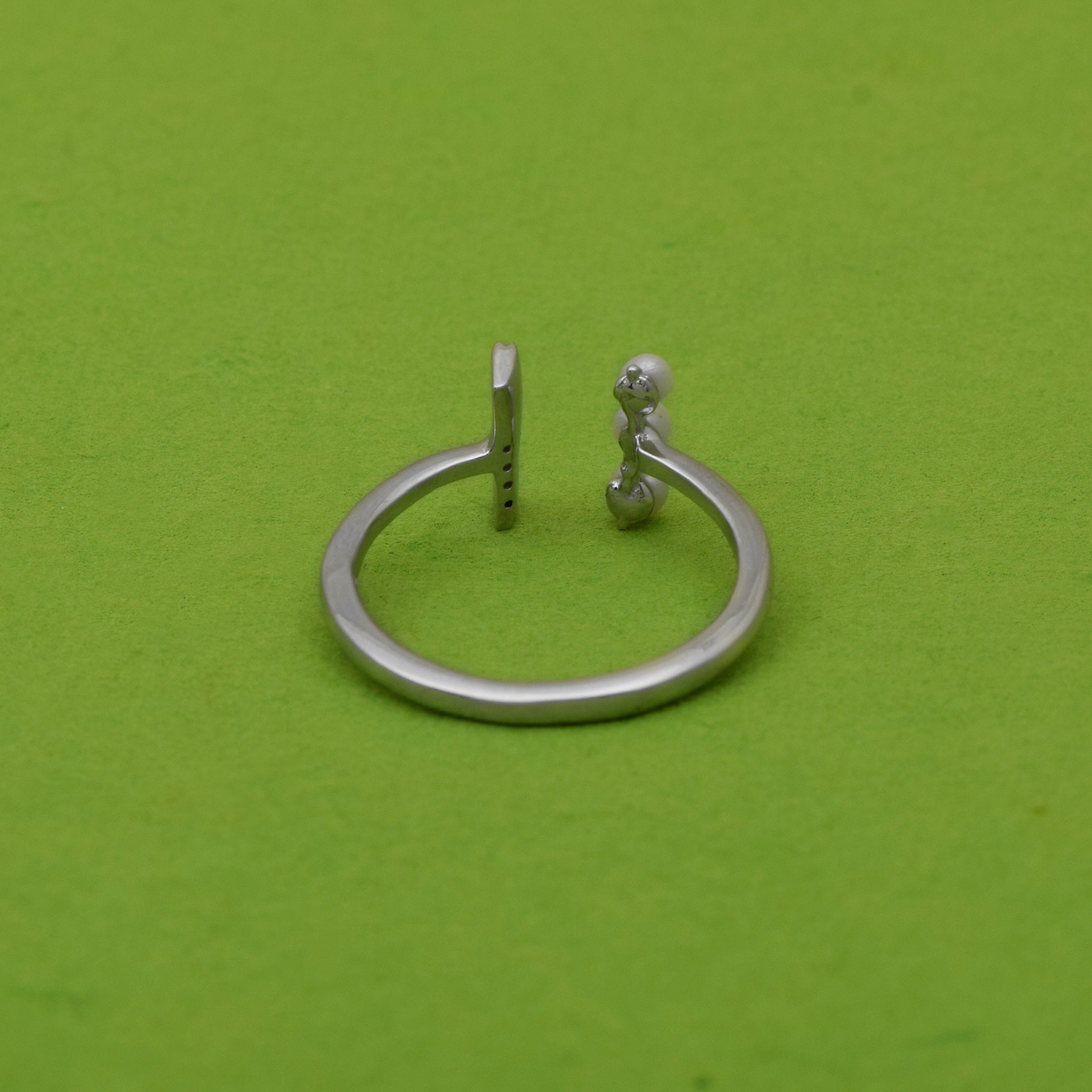Anello con fascia parallela di perle