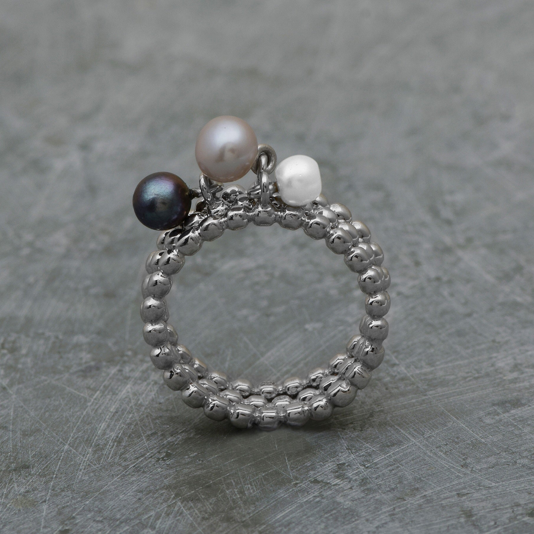 Anello impilabile con più perle