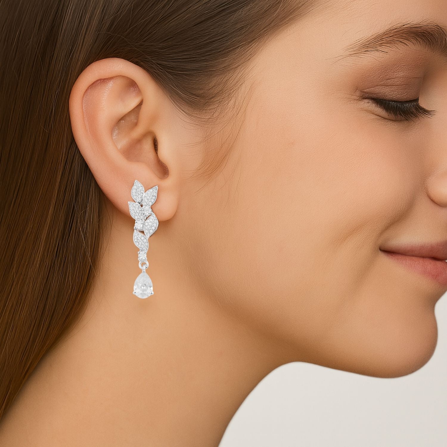 Orecchini pendenti con alone infinito di moissanite – Argento sterling
