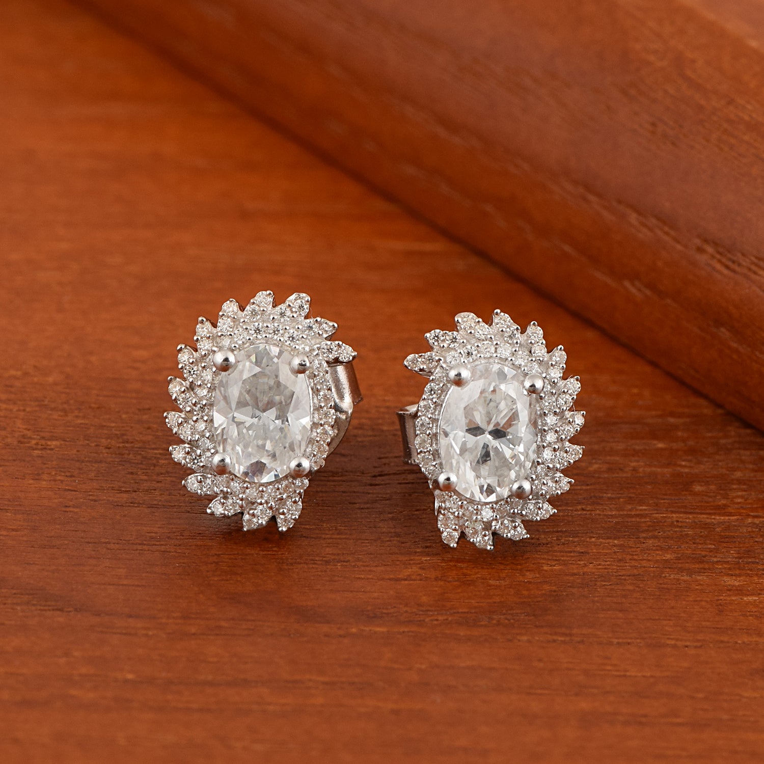 Orecchini a bottone con alone di moissanite a forma di foglia - Argento Sterling