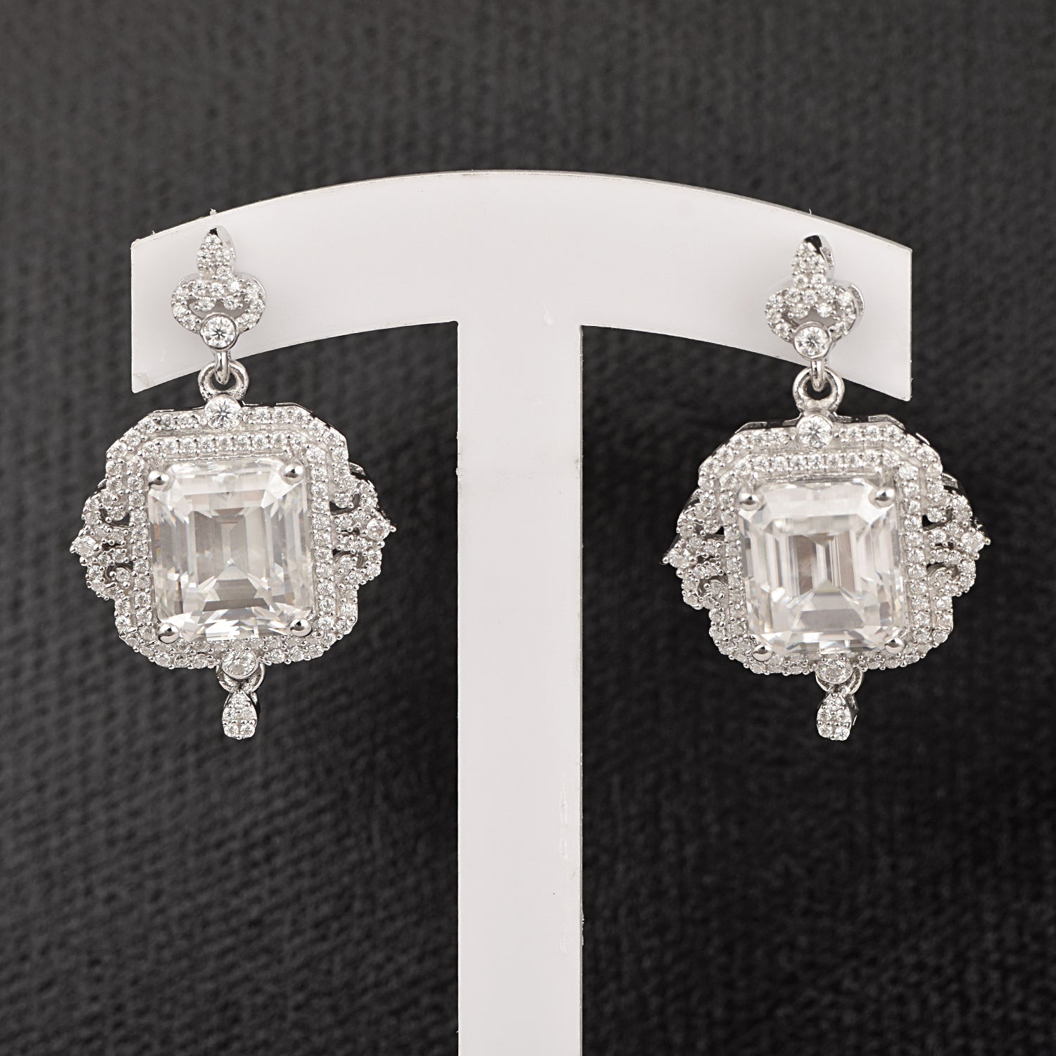 Orecchini pendenti con design Halo vintage in moissanite – Argento Sterling