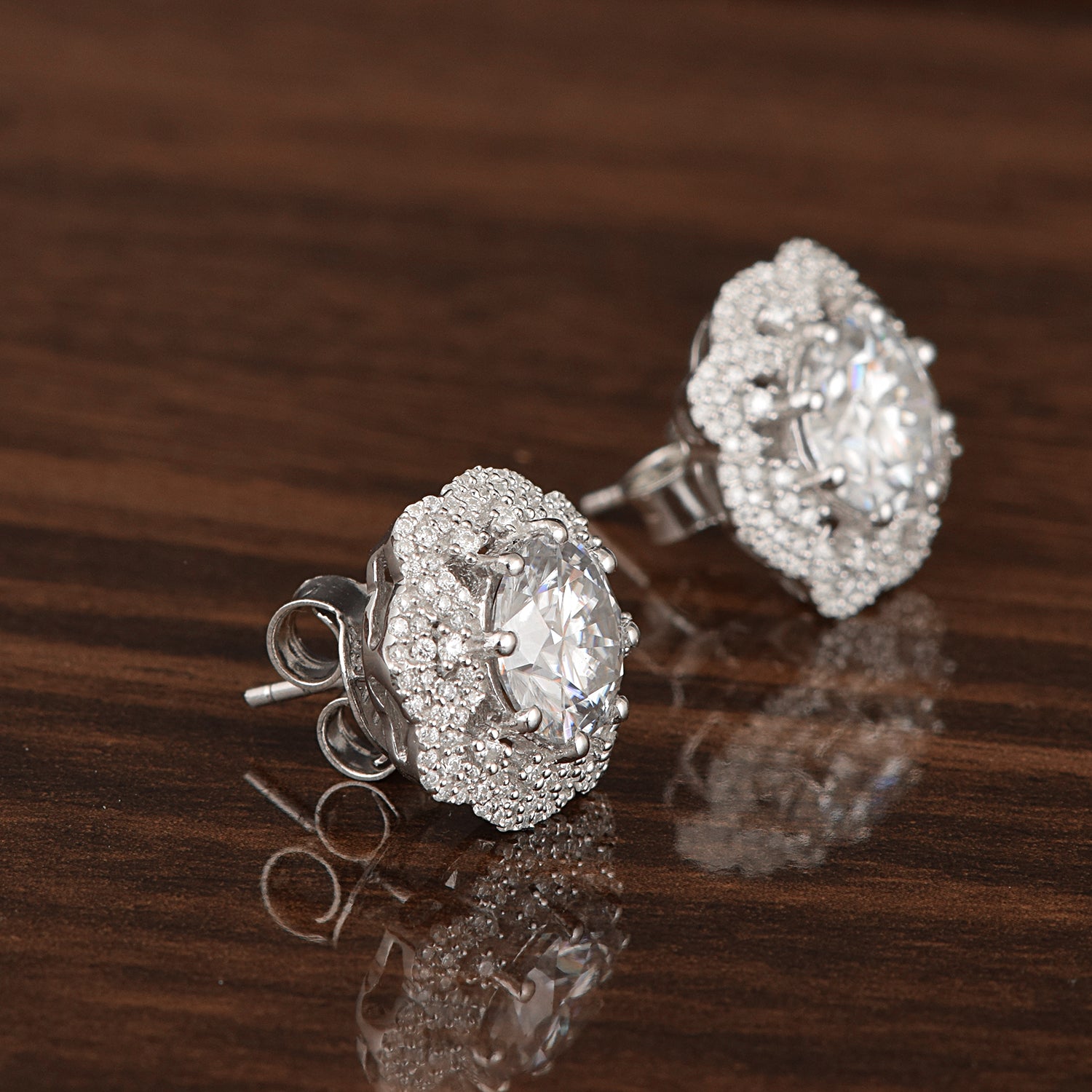Orecchini a lobo con alone scintillante di moissanite - Argento Sterling