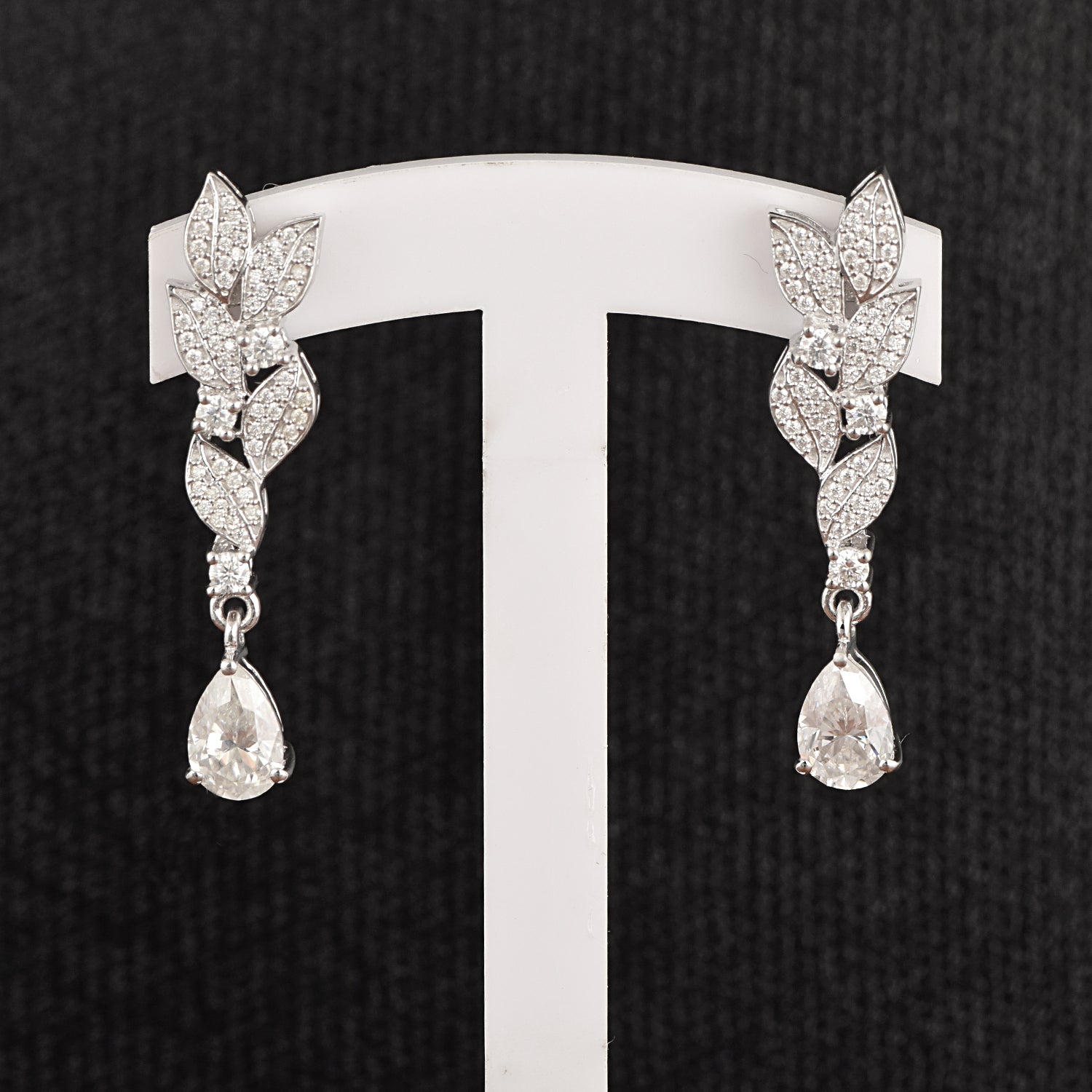Orecchini pendenti con alone infinito di moissanite – Argento sterling