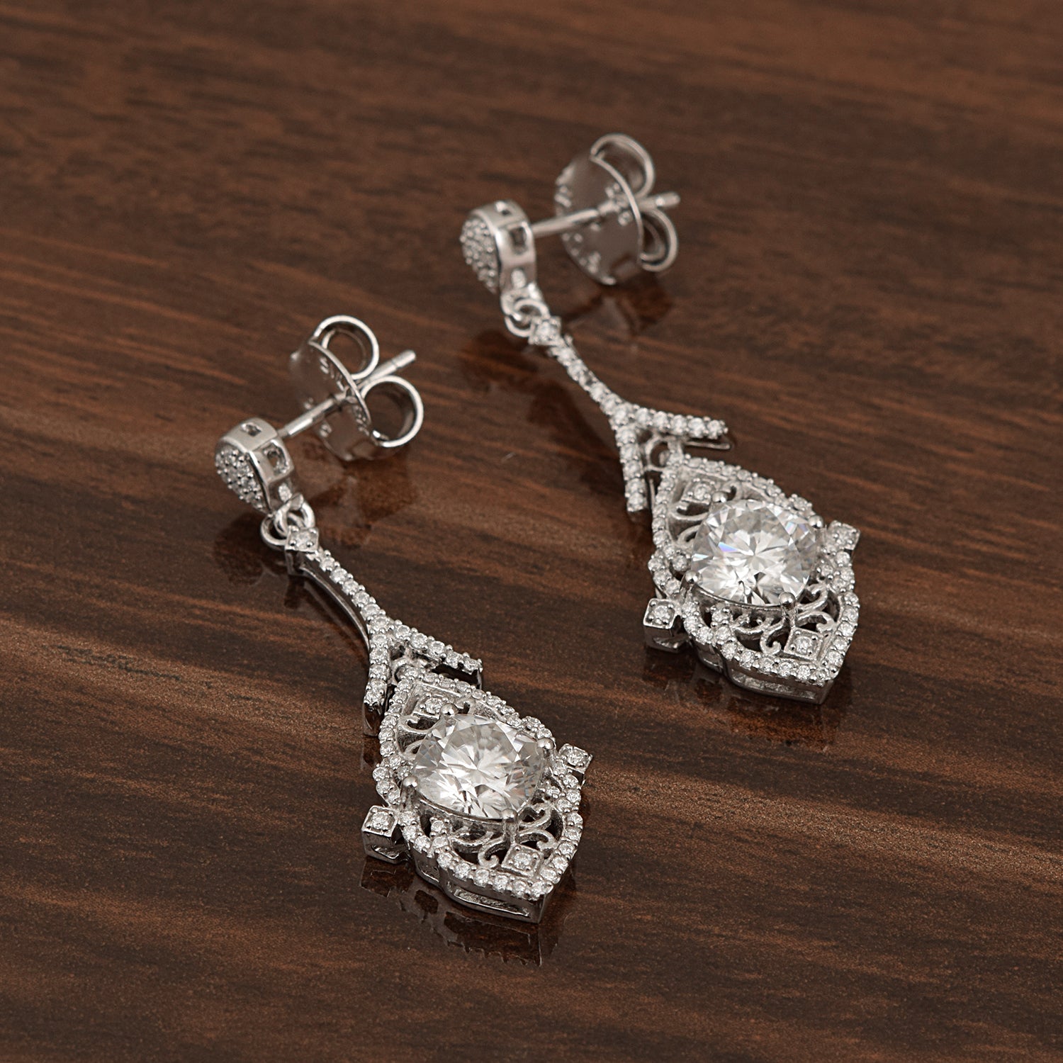 Orecchini pendenti con alone intricato di moissanite - Argento sterling