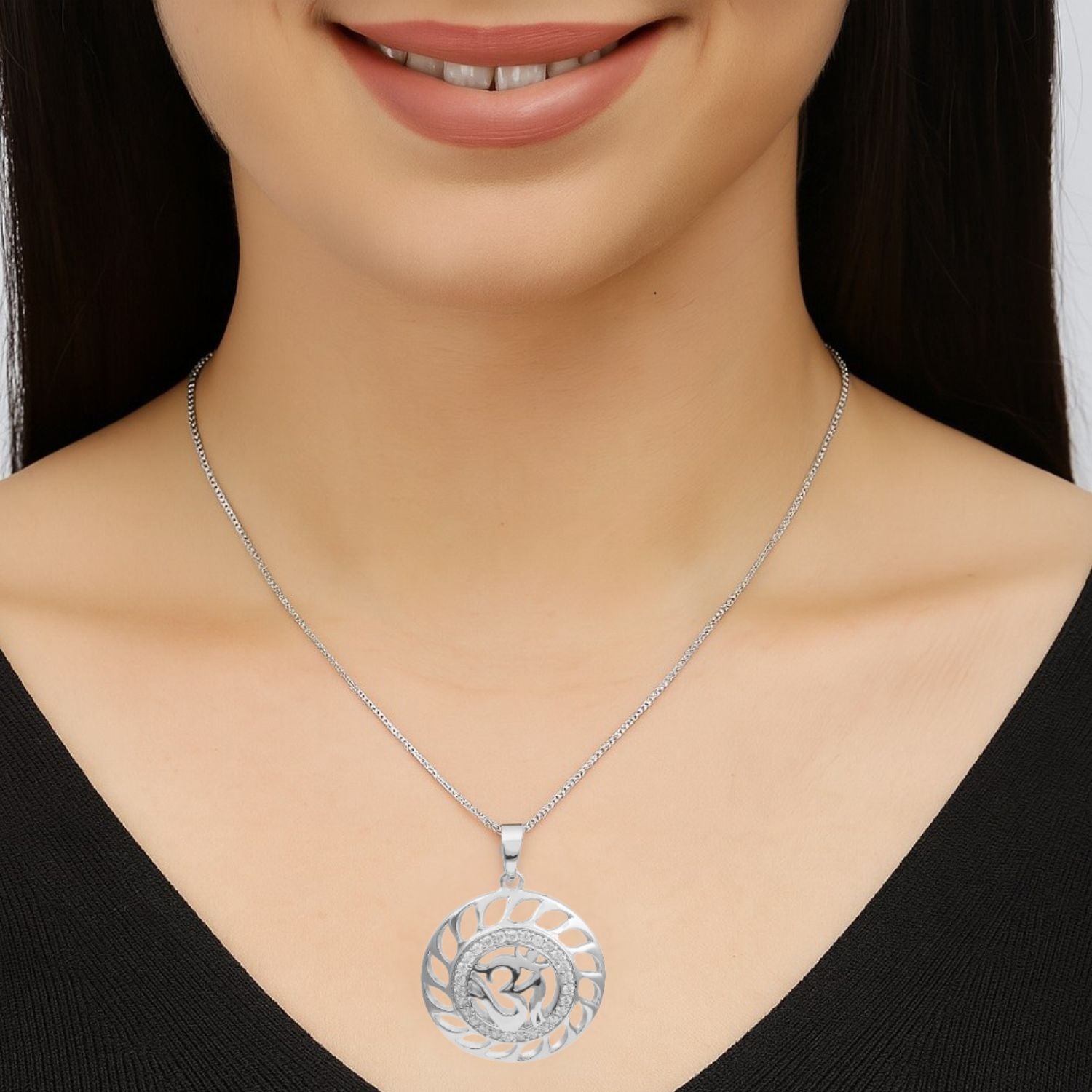 Ciondolo religioso tradizionale Om in argento sterling 925 con pietra preziosa CZ bianca