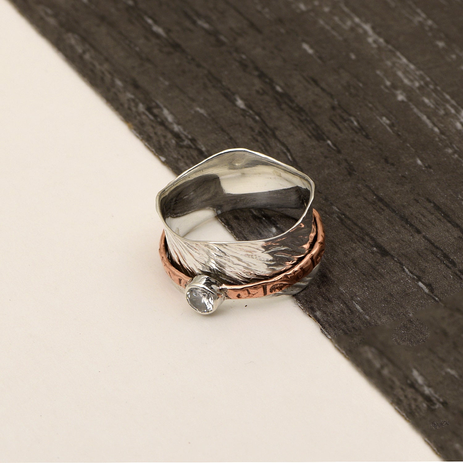 Anello girevole per meditazione con zirconi bianchi