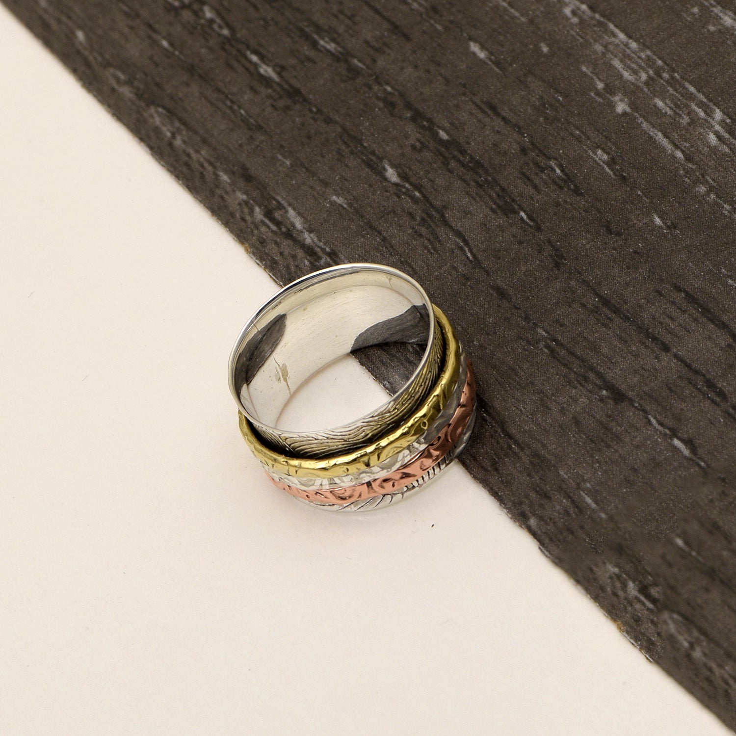 Anello girevole per meditazione con incisione multicolore